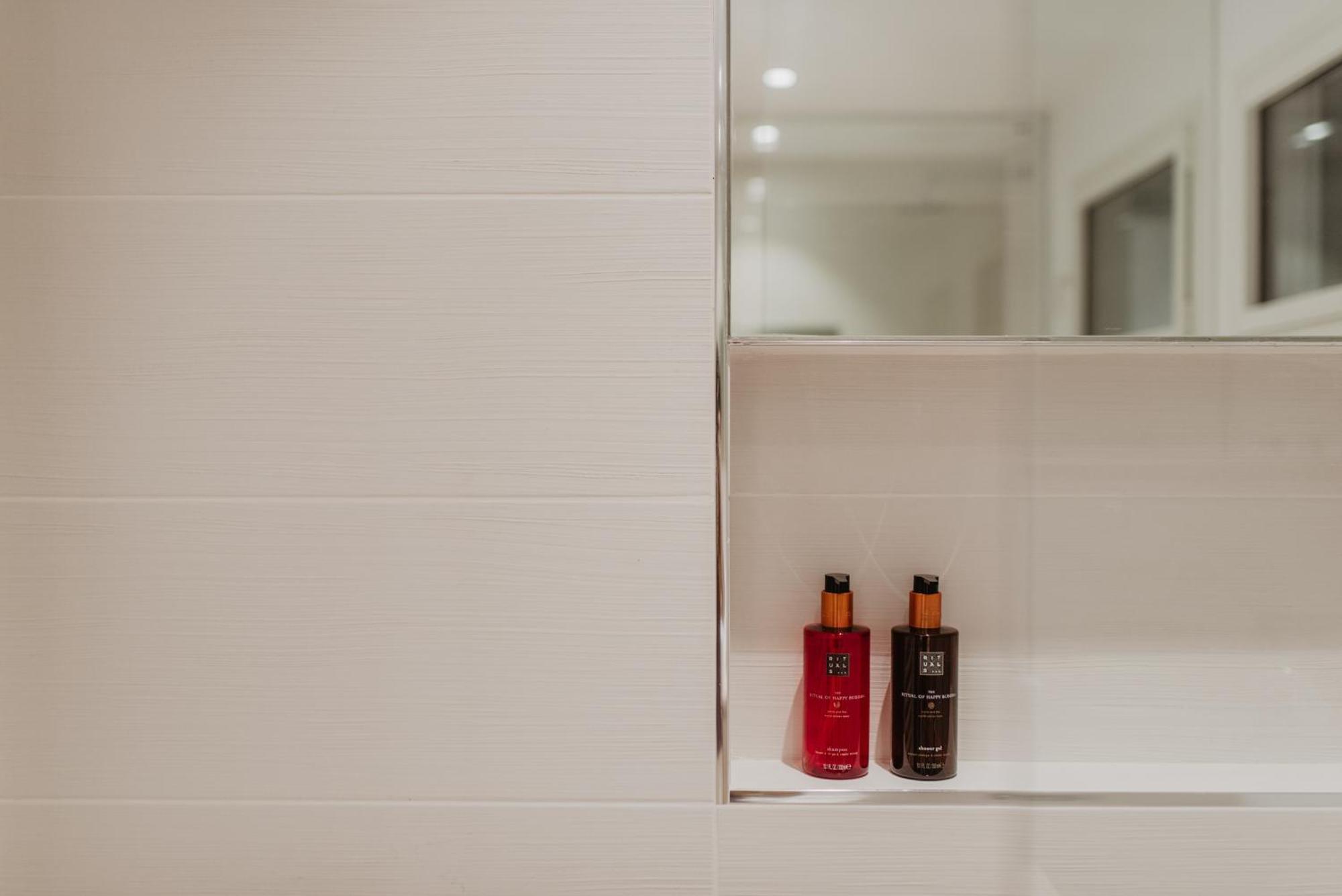 Petit Luxe Volta Apartaments Terrassa Esterno foto